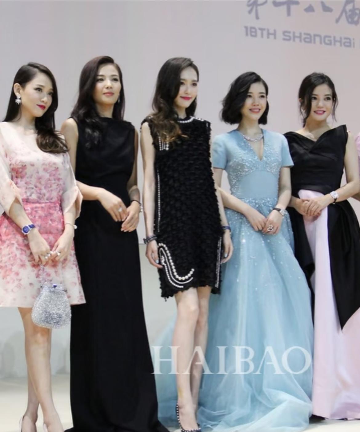 2015年的唐唐好美呀！唐笑起来甜甜的，脸小身材好，腿超美，明星里面生娃之后她