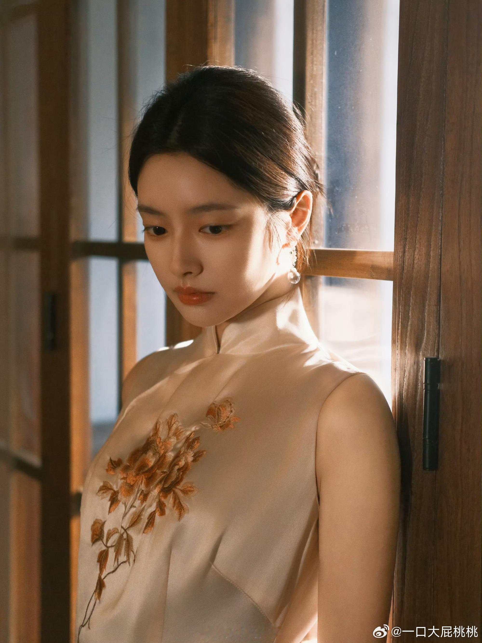 徐若晗的旗袍装怎么样，她气质偏现代​​​