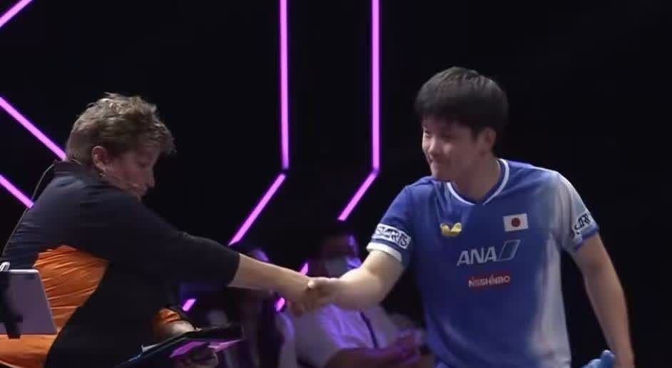 不查不知道，一查吓一跳。没想到日本球迷也纷纷批评他，说张本智脱衣庆祝