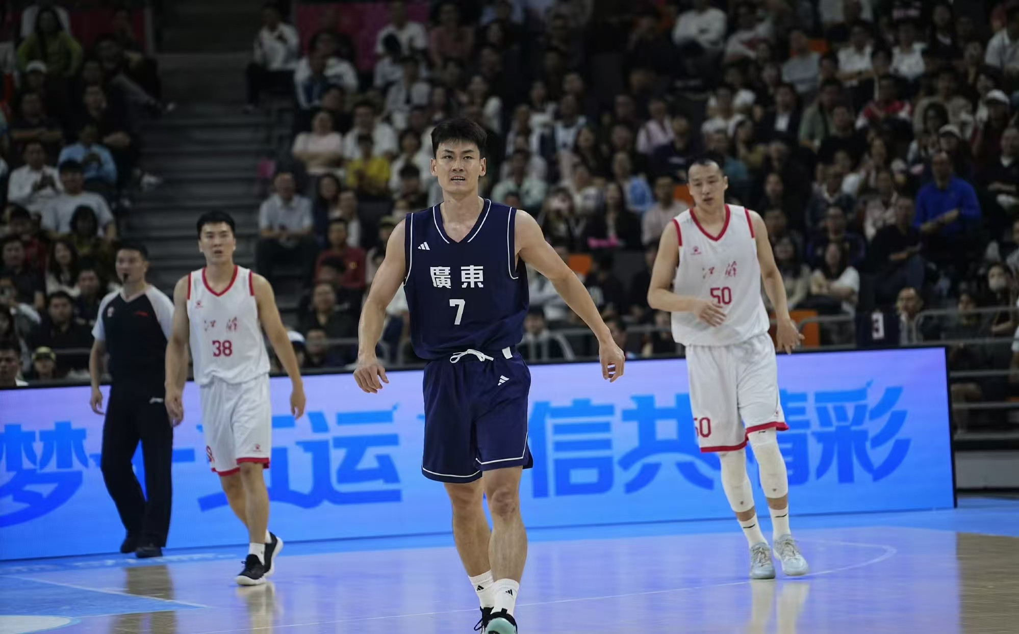 轻敌还是迷失？广东仅两人梦醒，内线被打爆争冠成空谈！