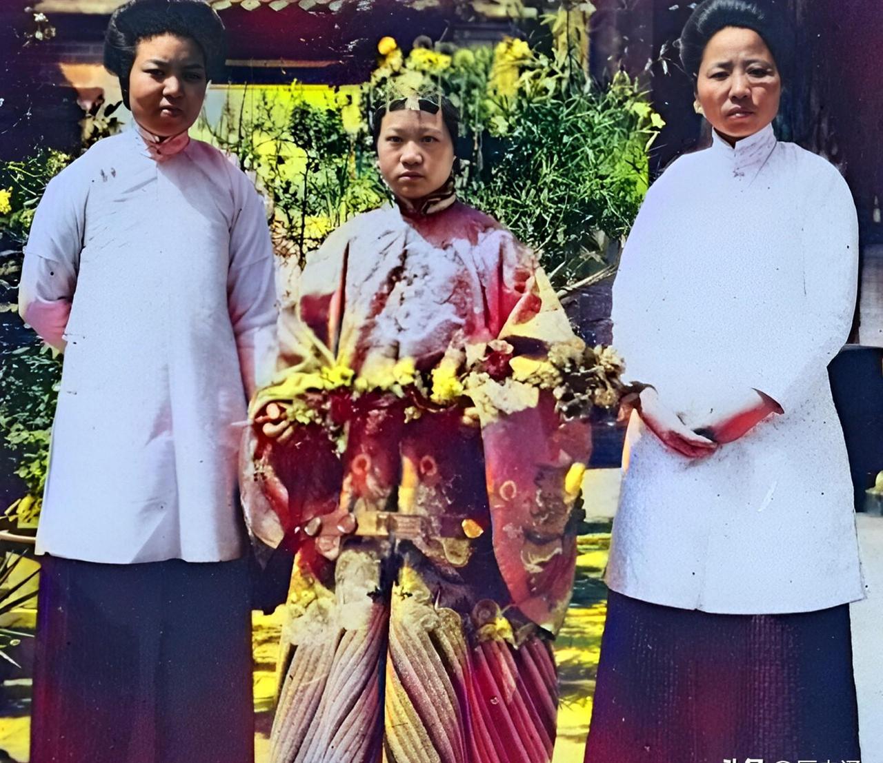 1912年，清王朝结束的这一年，山西名门望族孔子第七十五世孙孔祥熙的妹妹穿戴凤冠