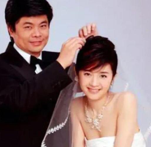 2004年，亿万富翁丁健对妻子说：“给你一个亿，离婚吧，我爱上别人了”，可妻子抱