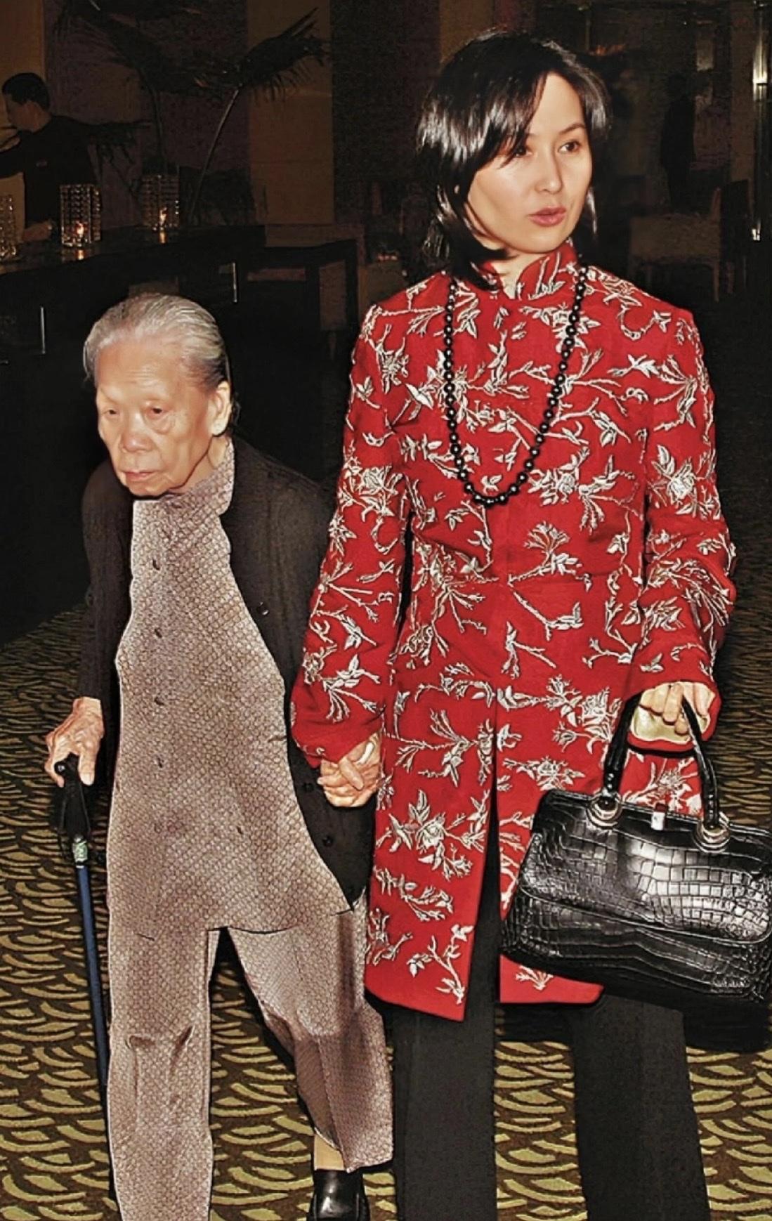 没想到身价百亿的赌王千金何超琼出席香港公开宴会，牵手同行的不是商界名流、名门贵妇