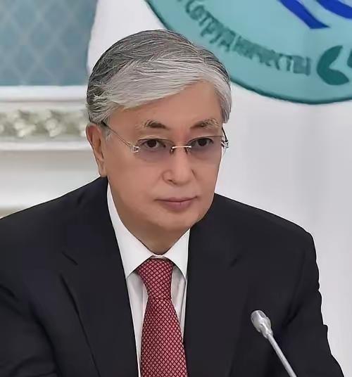 哈萨克斯坦根本不是把“摇摆”玩明白了，而是玩砸了，现在急得团团转，就是为自己