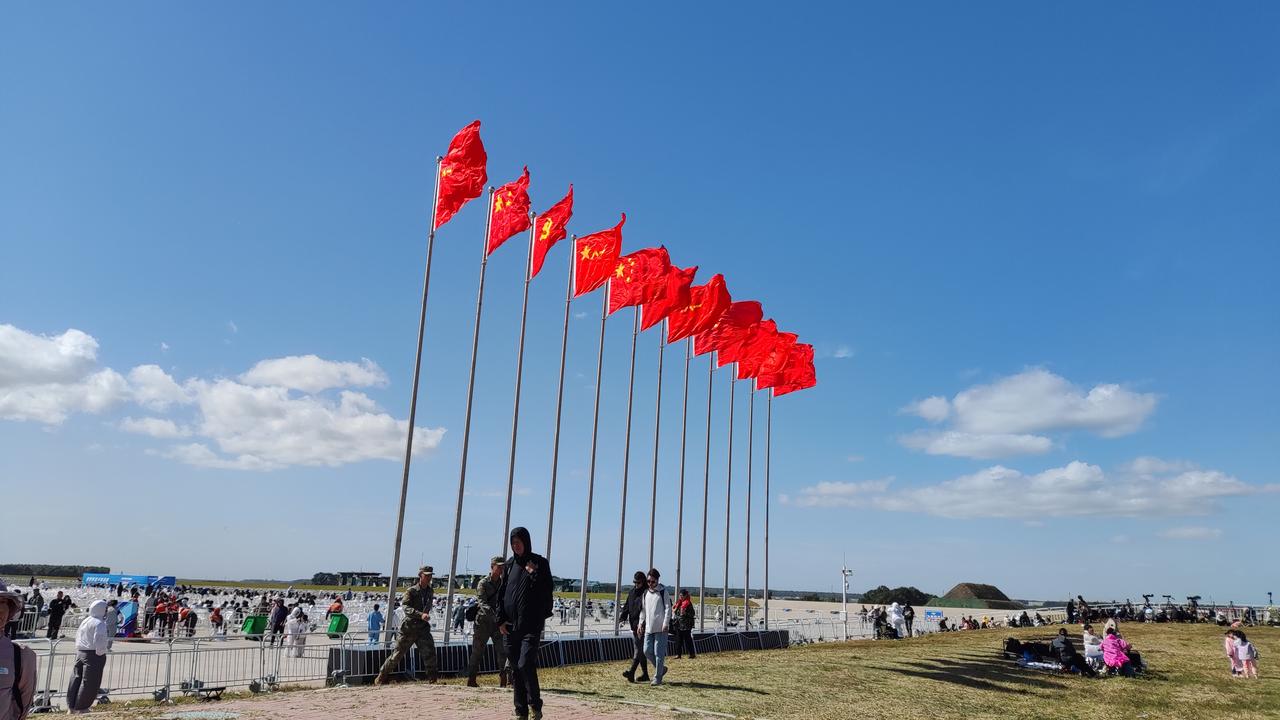 长春航空展本来是9月19号开幕，但今天就开展出。我和妻子有幸得到了两张票去看了，