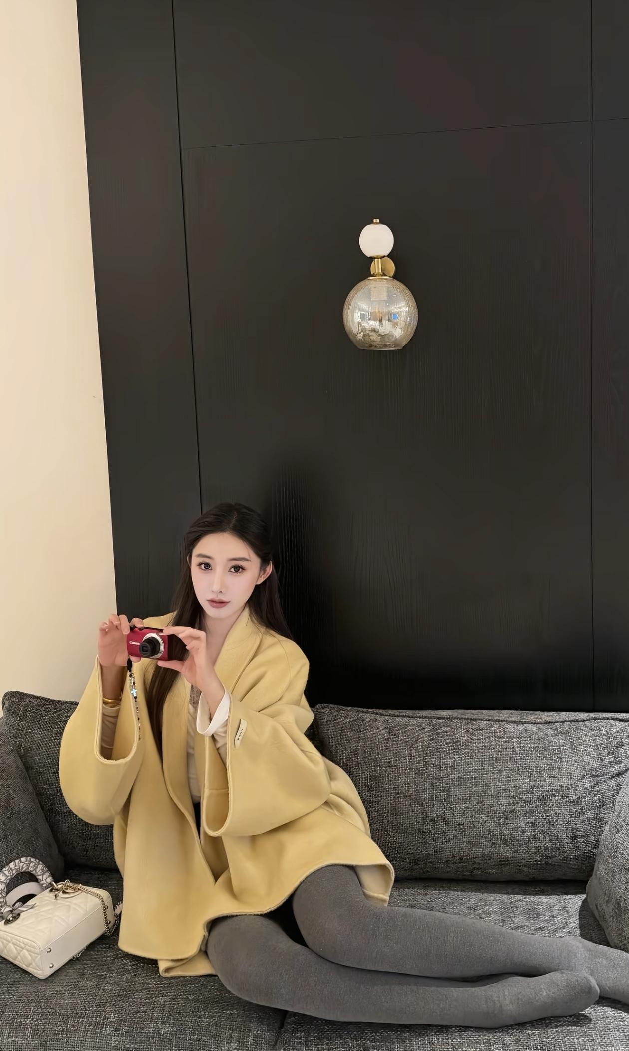 暖黄色外套搭配灰色紧身裤，轻松自在，温暖过冬！🌟👗👠