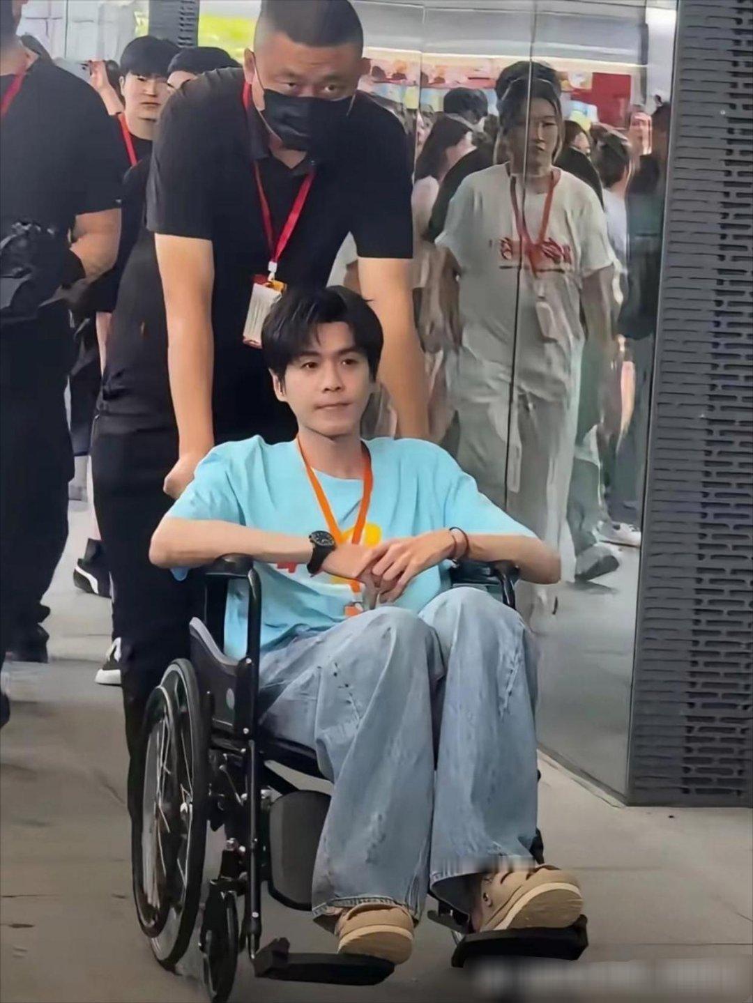 网友逛街偶遇张若昀坐轮椅被工作人员推着走都瘦成纸片人了