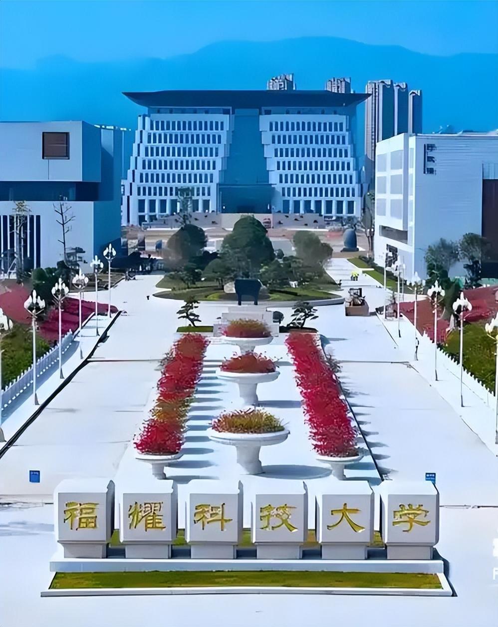 王国树也懵了 本来以为福耀科技大学没多少人会来，结果却轻松吸引到了50名学生