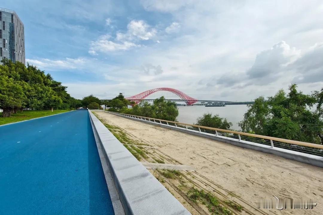 南沙早年的网红玩沙景点，富力天海湾大沙池没想到这次竟然没提升，就是除了一些杂草，