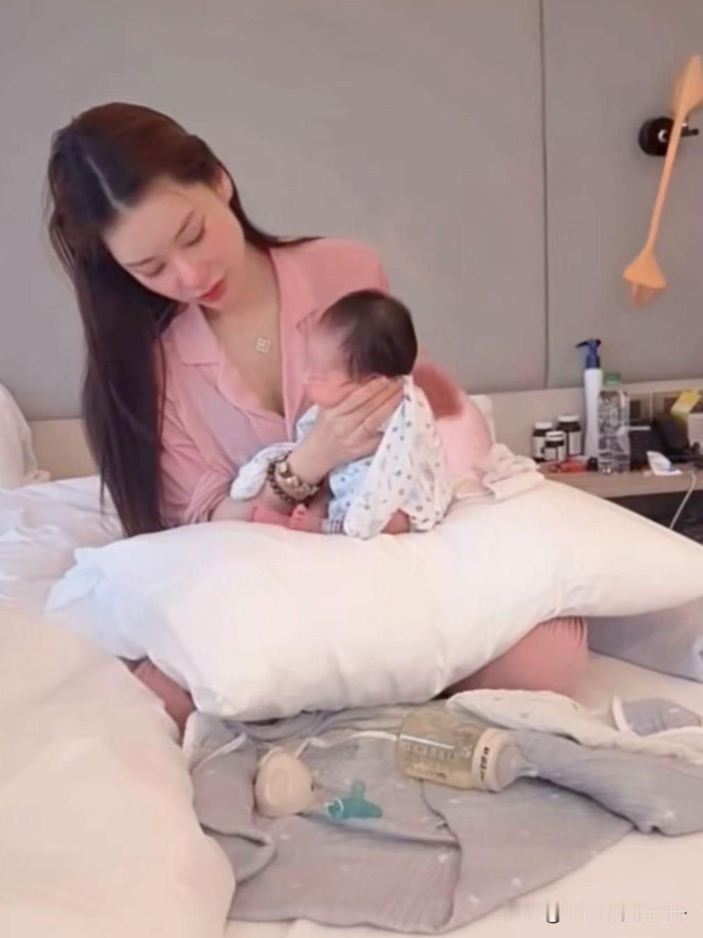 马筱梅月子里自己照顾孩子，可惜做法错了。小汪宝吃完奶后，马筱梅亲自给她拍嗝，