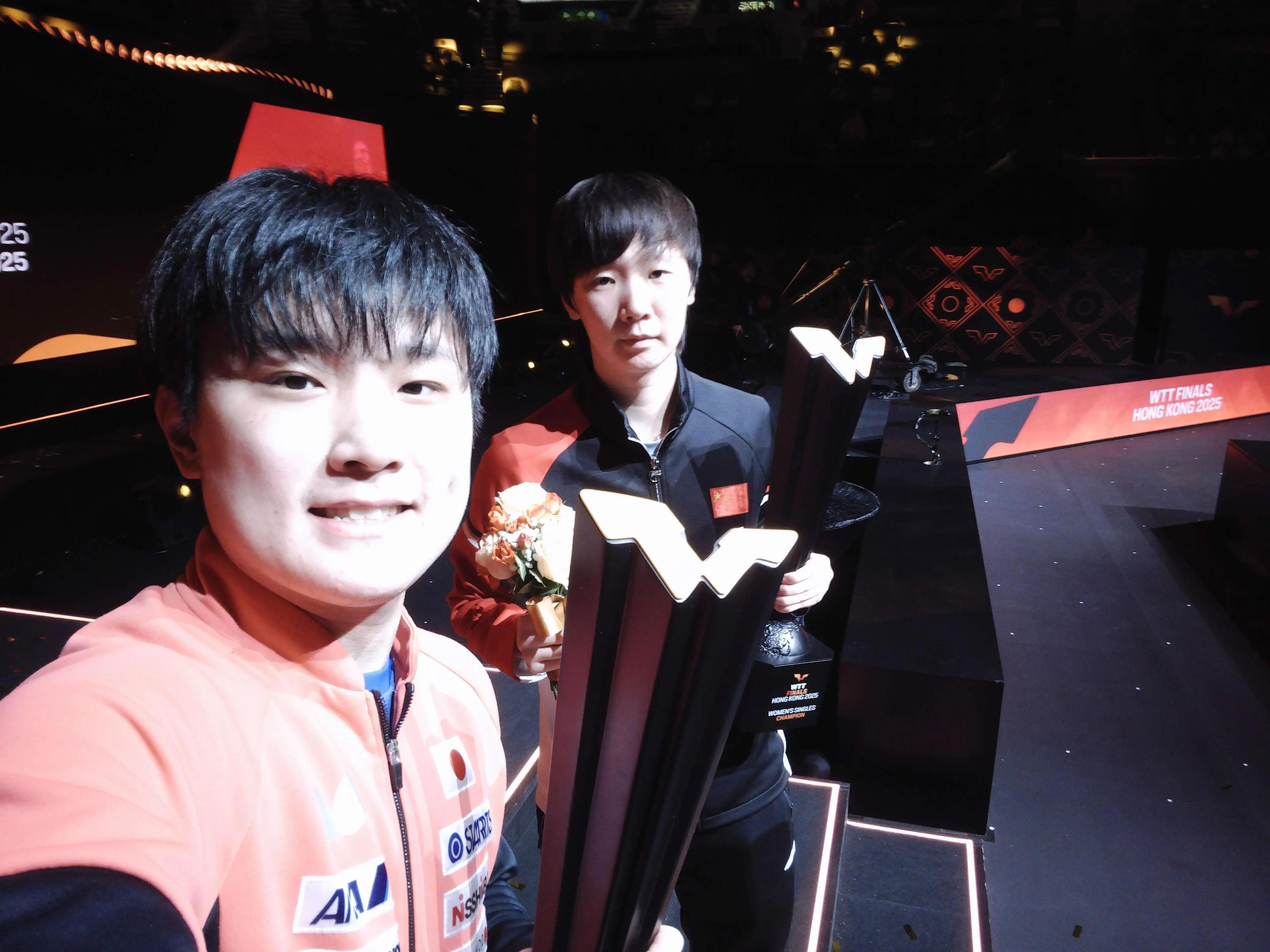 张本智和张本智和wtt香港总决赛2025男、女单冠军自拍及合照cr.wtt