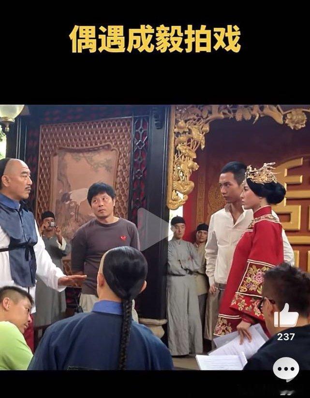 以前拍戏，还没学会穿高跷吧，和女演员拉不开身高差。