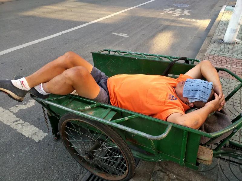 我小区里有位女士骑着三轮车售卖煎饼与炸串，平日里，她总将车停放在楼下，火腿肠与鸡