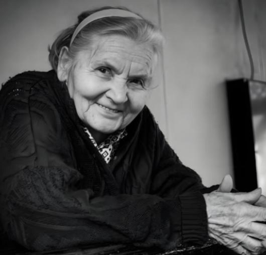 一个犹太女人，她以8元一个的价格进了8000盏油灯，卖10元却没人要，于是她干脆