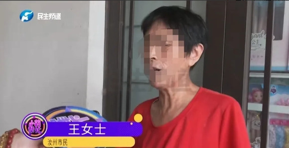 河南郑州，大妈带俩孙子逛街，在便利店给孙子买了两袋牛奶。发现是冰的，她把牛奶放衣