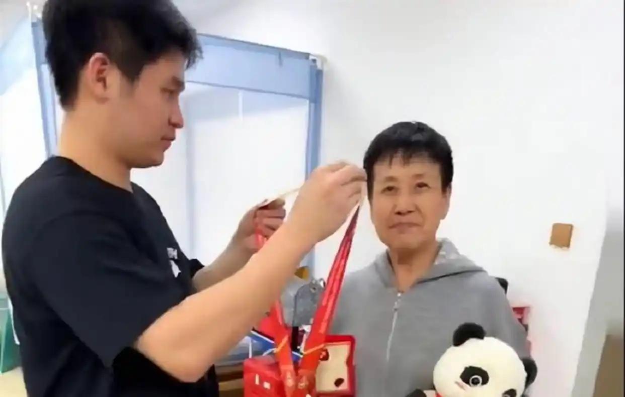 林诗栋拿了冠军回国，踏出机场那一下，在场的人全看愣了。他没扎进人堆里找亲妈，反倒