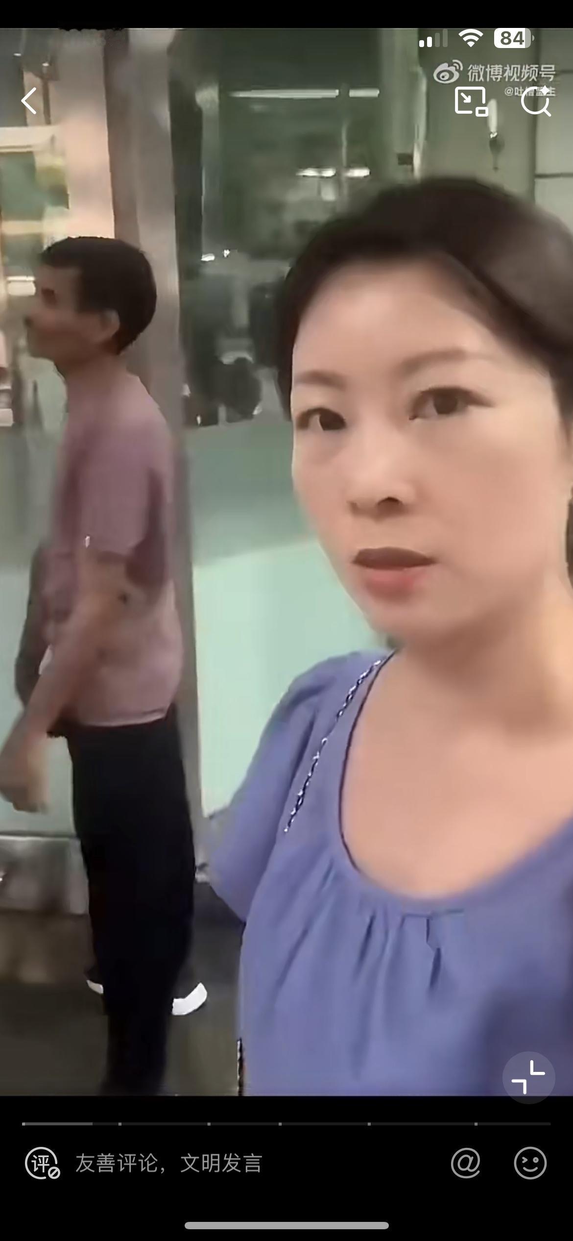 一名中国女子新加坡地铁被印度人性骚扰，勇敢硬刚，把印度人给怼进去了。这名女子听说