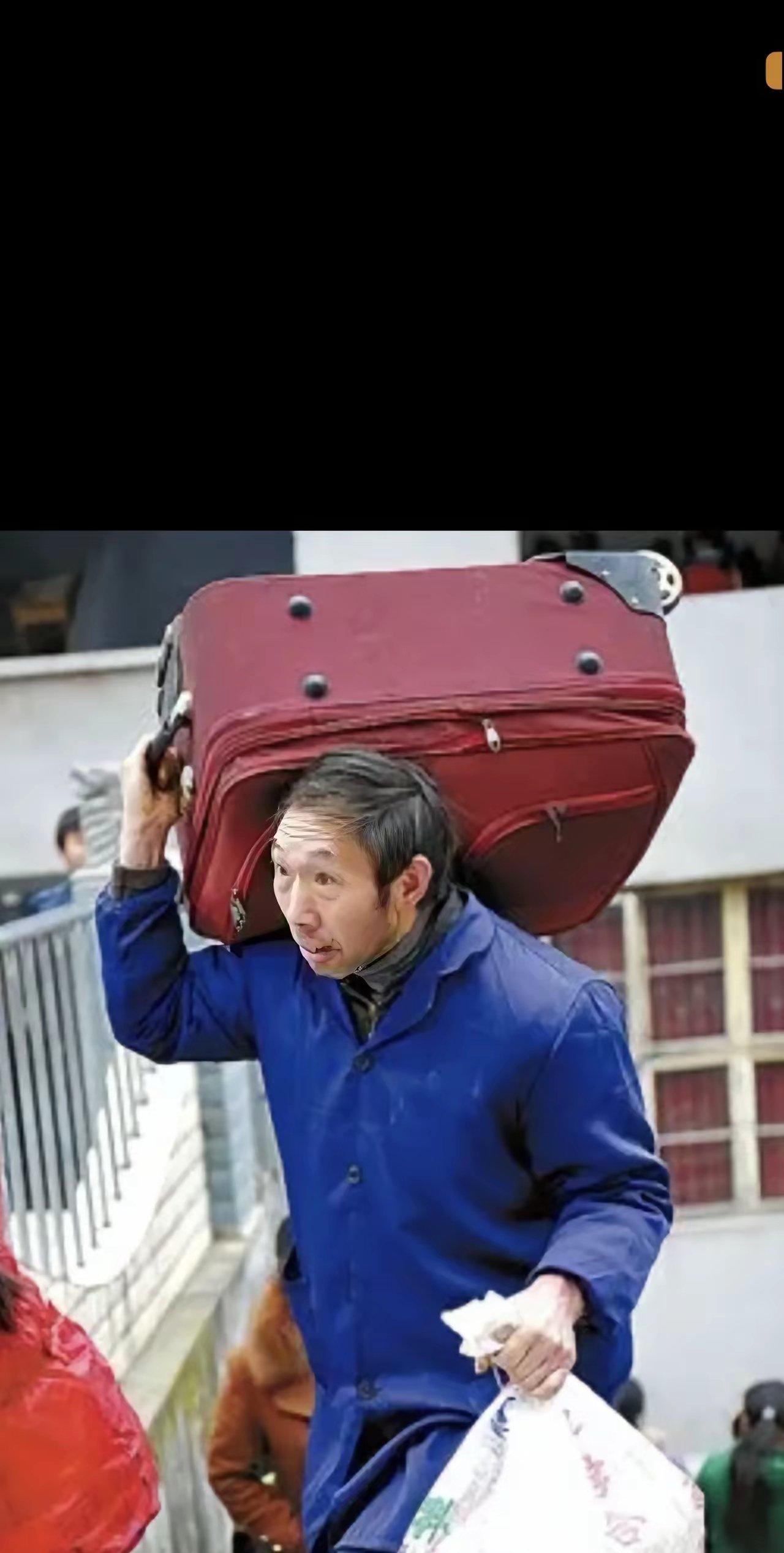 浙大开学，一位父亲送女儿上大学。温馨而艰辛！校门口，父亲肩上扛着两个大编织袋
