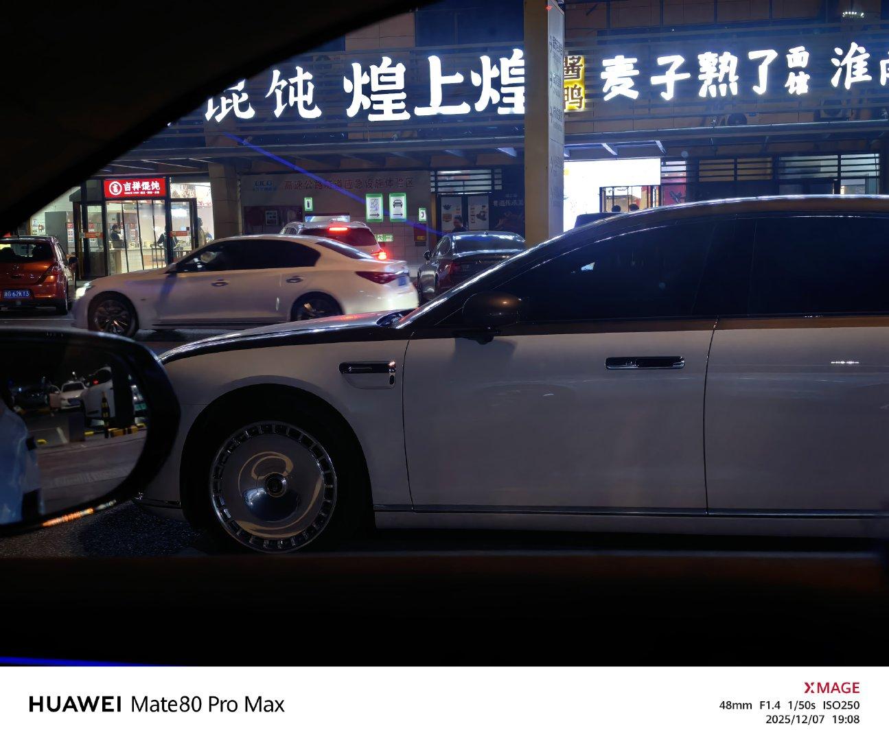 服务区充个电，一抬头隔壁突然停了一辆尊界S800，发现现在浙江的尊界S800越来