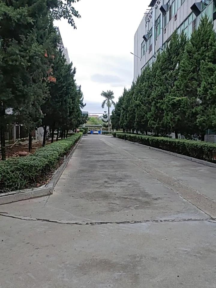 今年春节回老家过年时听在江浙一带打的老乡说：他们那边一般普通工人每月都拿6000