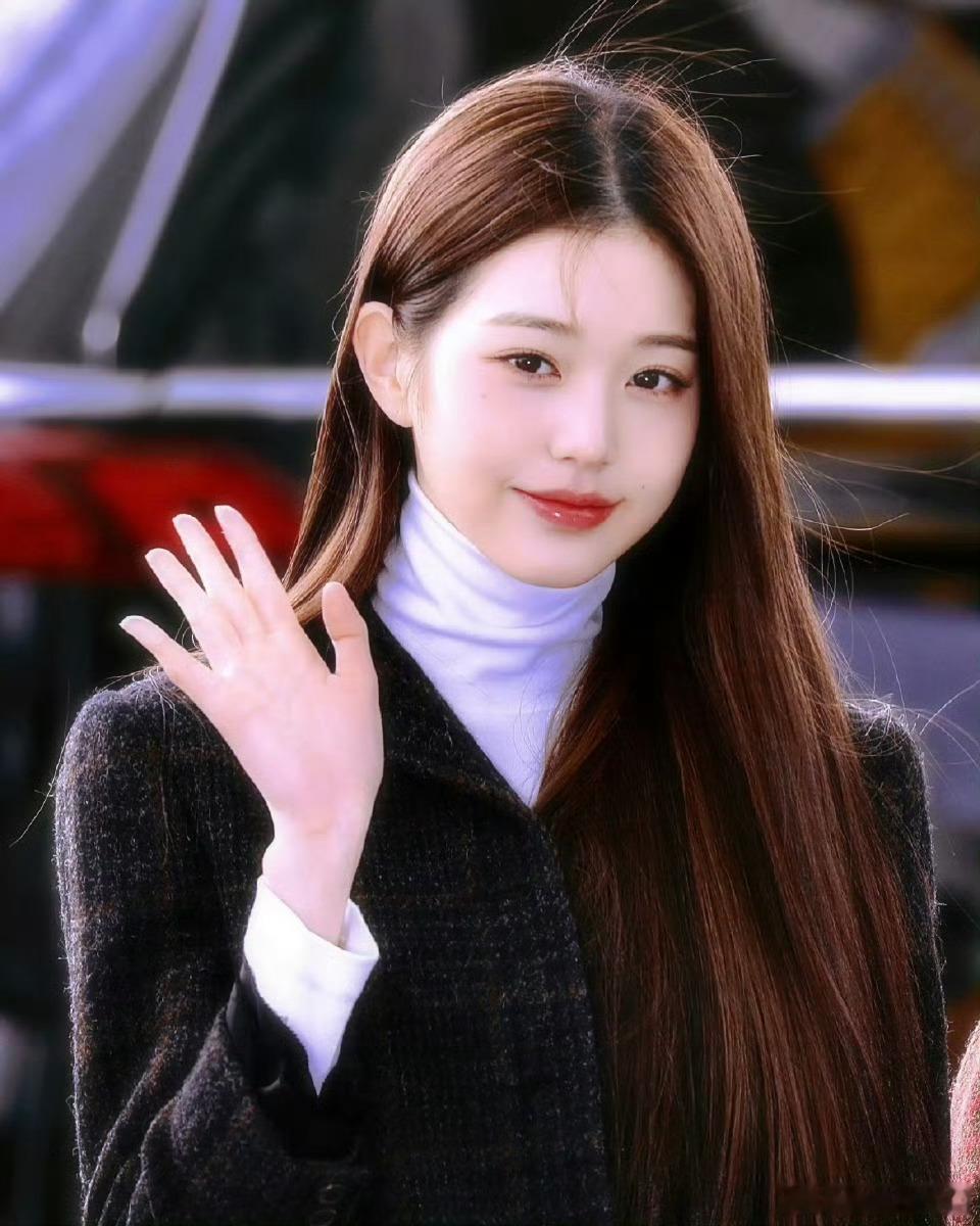 张元英的脸比小朋友还小张元英天选上镜之人，看过她普拉提训练时的高挑身材，再看看这