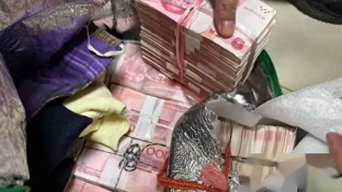 居民楼道惊现65万元现金，为何无人认领？65万现金遗忘楼道，阿尔兹海默症
