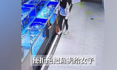 “必须严惩！”8月8日，广东佛山，一女子来到超市里后，趁工作人员不注意，竟直接用