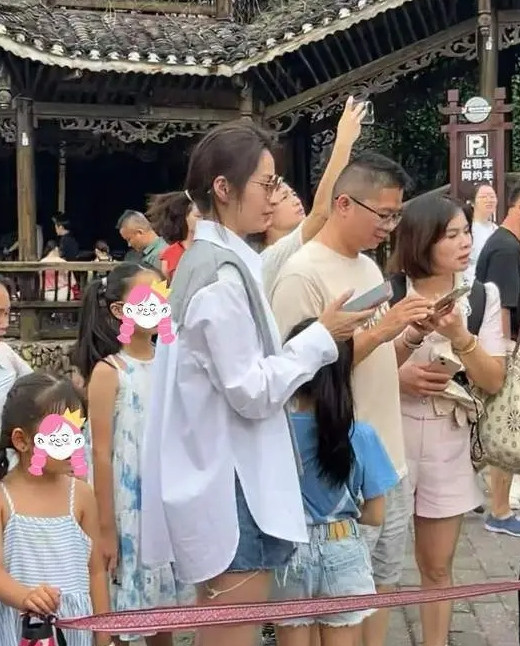 付辛博妻子颖儿正带着女儿小月亮在贵州游玩。