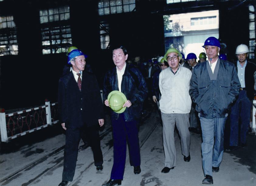 1991年6月2日，朱镕基考察沈阳重型机械厂。前排右二为辽宁省省长岳岐峰，左一为