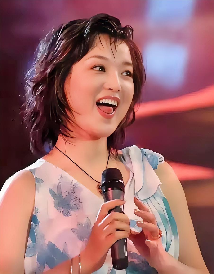 她曾经凭《千古绝唱》《久别的人》等歌走红，7次登上春晚舞台。她38岁离婚，与圈外