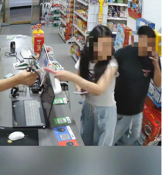 浙江，一男子到超市柜台结账时，不慎碰倒同在结账的女子背包，本是不小心之举，结果女