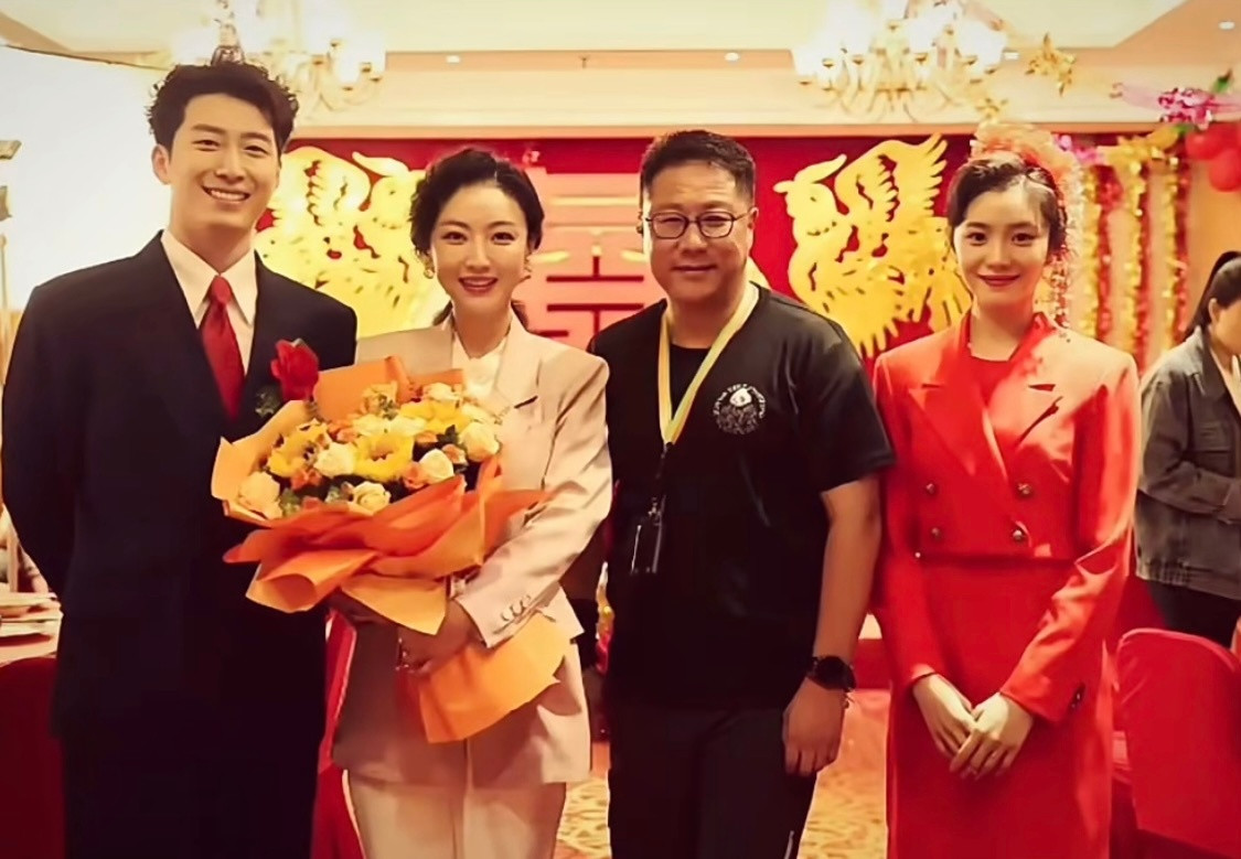 小娥和红兵这个结婚造型太对味了，好适合年代剧的两位