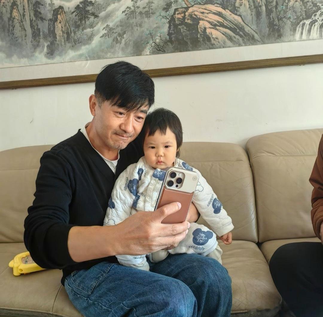 郭晓东回山东农村老家，到亲人家里做客，抱着年幼的外甥女自拍，看起来好亲切啊！