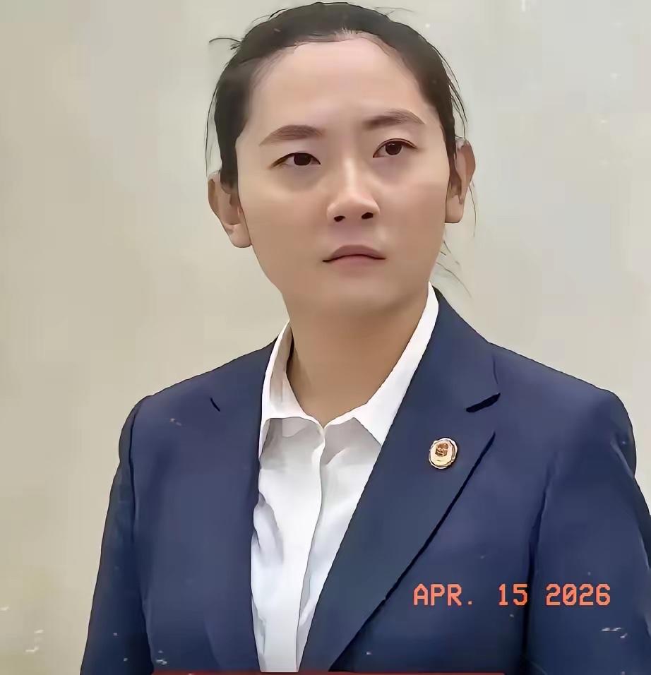 这次大陆行程，最闹心的就是那个女保镖了本来她就安安静静保护人就行，结果一张照