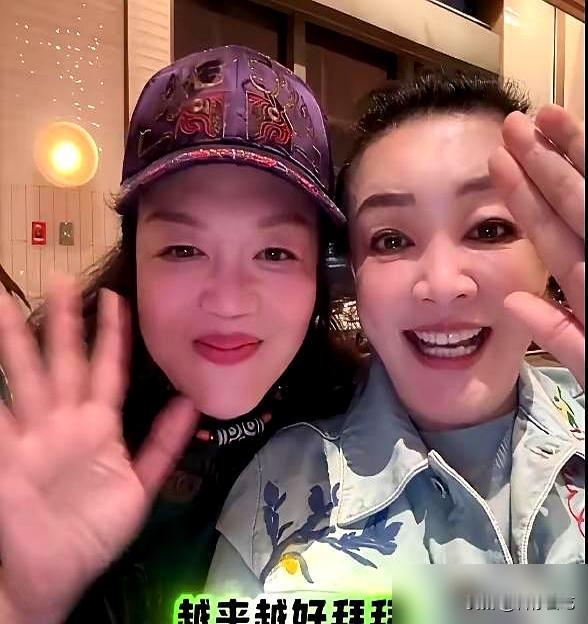 能让张兰自己掏钱住酒店，能让离婚40多年的前夫陪着飞台北，这个女人，不简单。