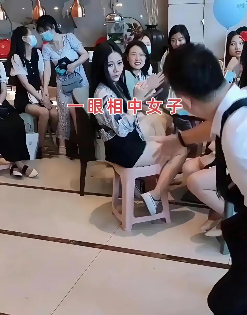 万人相亲大会上，男子在成百上千的女生中认定了自己的梦中情人，一个肤白貌美大长腿的