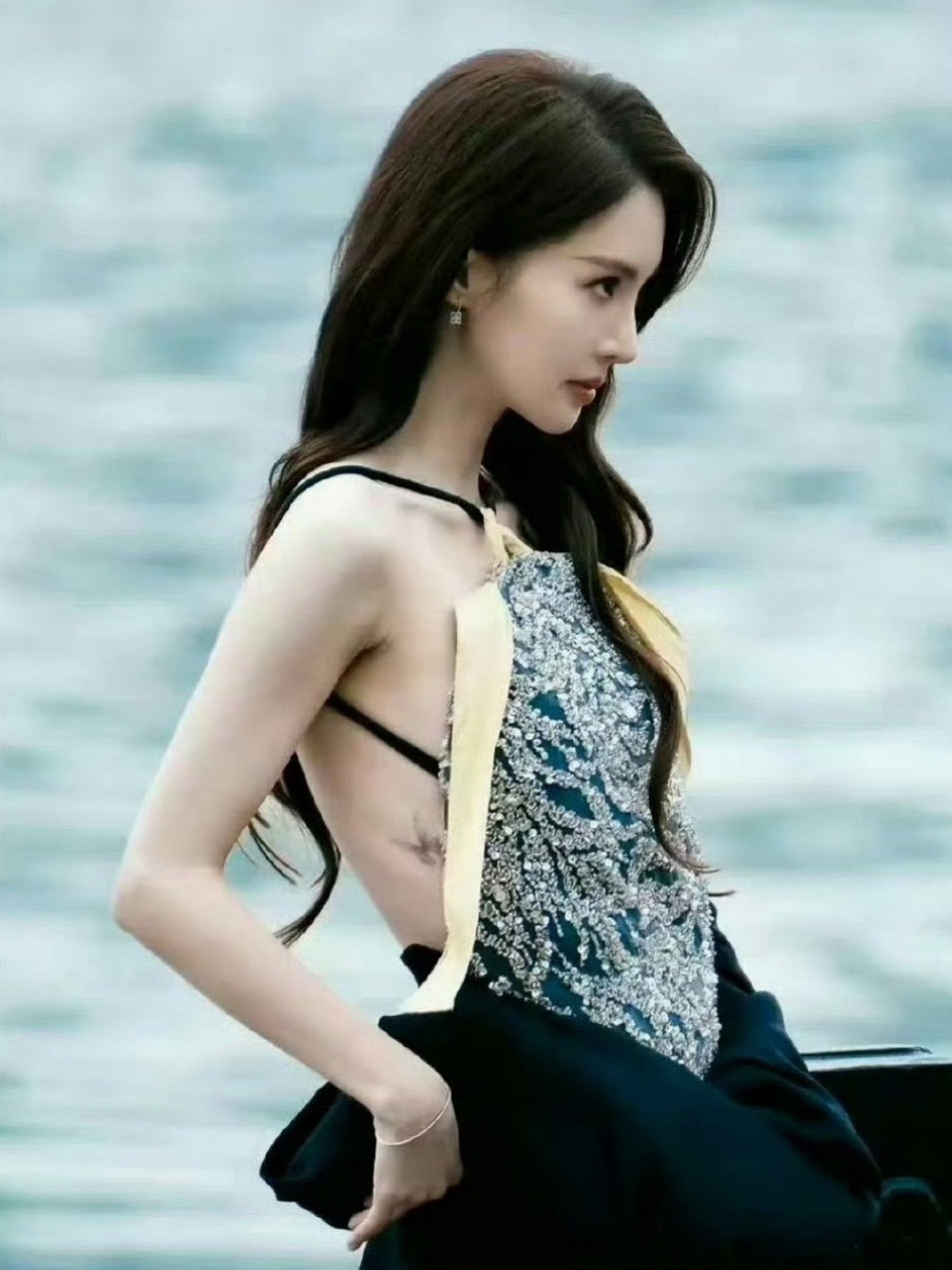 金晨毫不避讳她腰间的蝴蝶纹身，谁说纹身的就不是好女孩