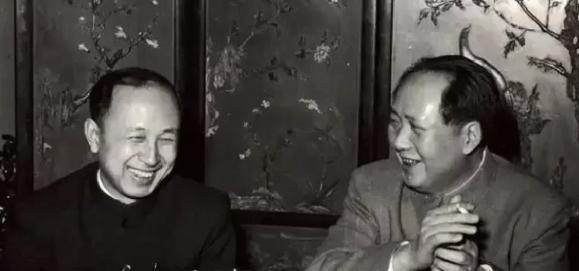 1964年，毛主席在中南海住处接见钱学森。谈话中，毛主席问钱学森：“你搞的导弹那