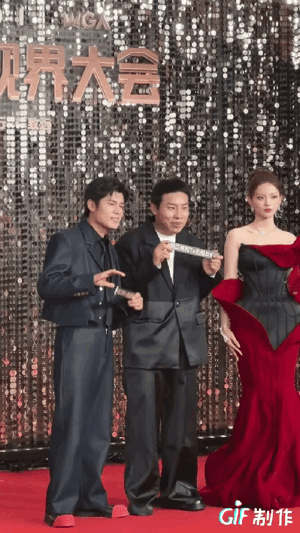 杨超越:我是造了什么孽跟这俩货一起走红毯？……白穿了那么美第一次被三个人的“