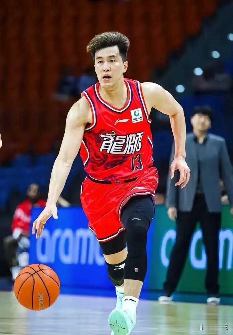 韩德君当上辽篮副总之后，其实第一件大事是应该把郭艾伦运作回辽宁队，两全其美，最近
