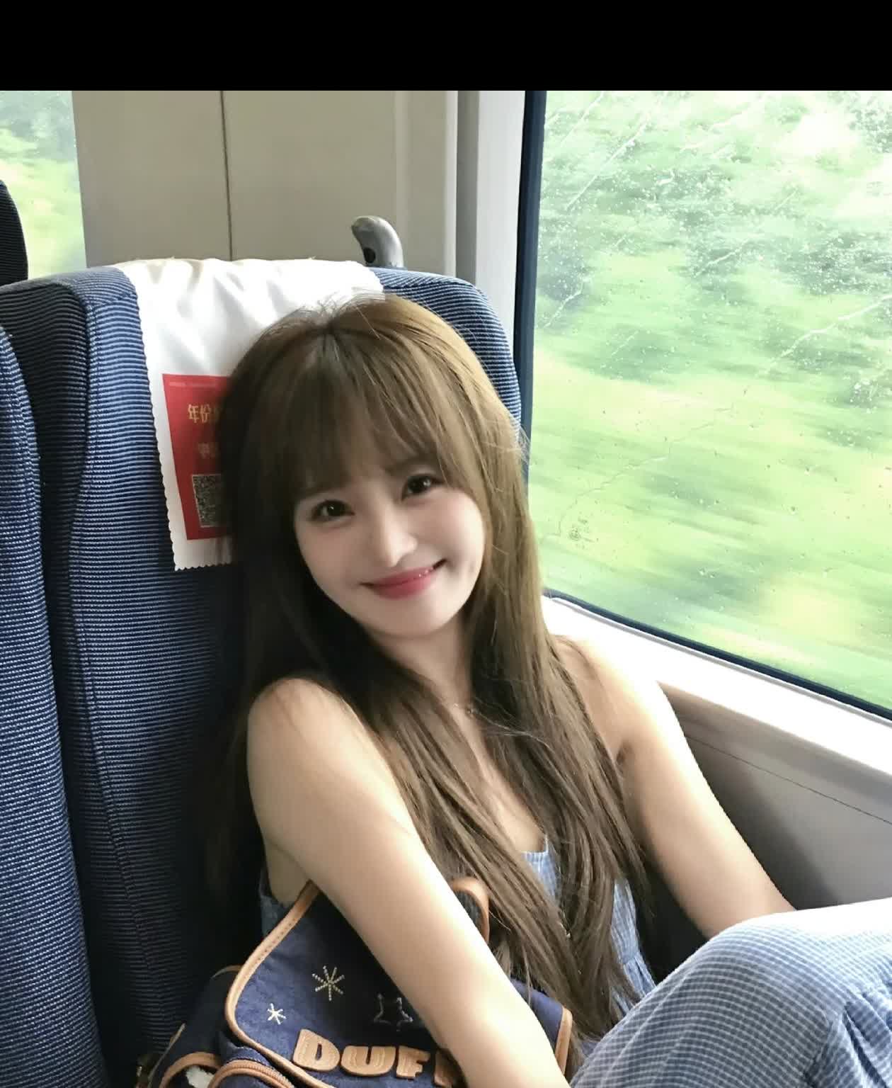前几天坐高铁出差，上车后我旁边是个年轻女子。她问我有水吗？我上车的时候买了3瓶矿