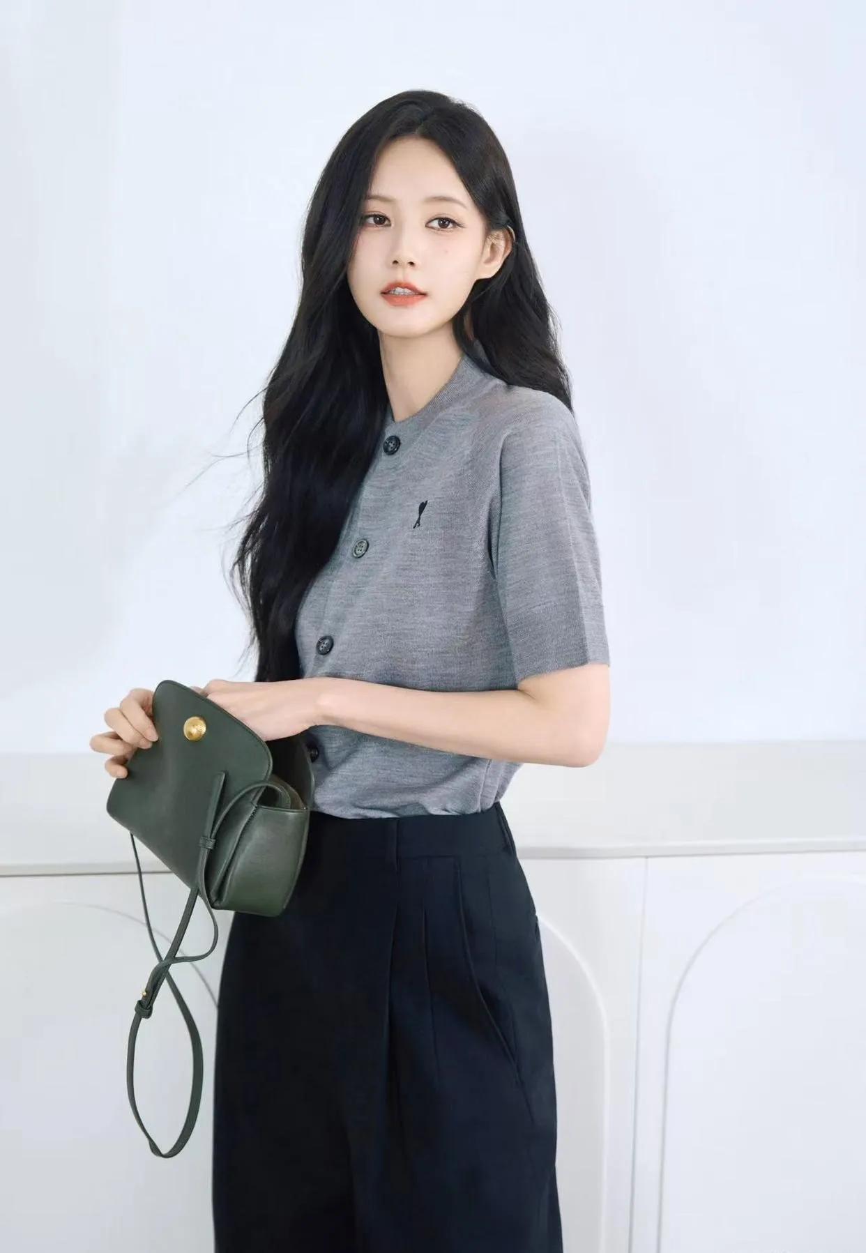 李一桐极简风穿搭太高级！李一桐终于换风格了！灰色针织短袖+黑色阔腿裤，经典