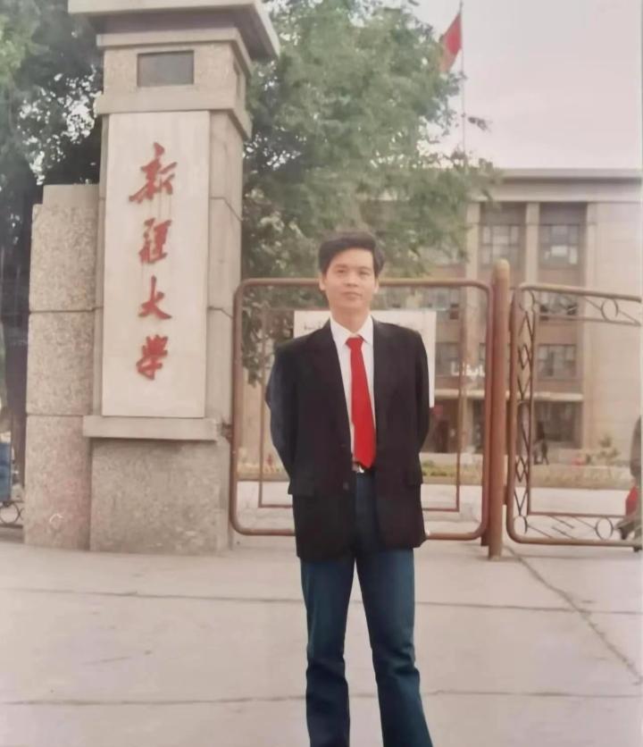 80年代，新疆大学校门口，一名学生的留影。他是乌鲁木齐市某单位的干部