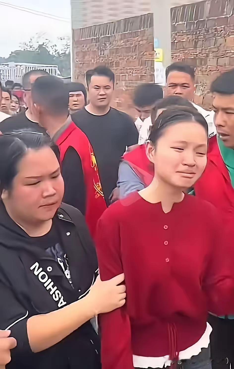 据说女孩是从8岁起，就担任拾石村村里妈祖巡游的乩童，已有近10年的经验，是村里老