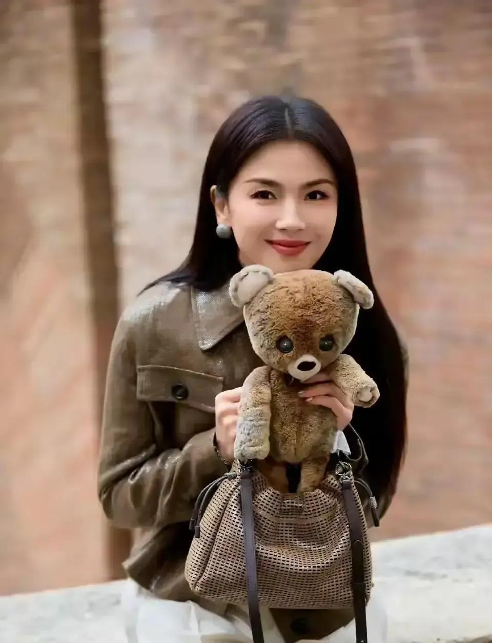 刘涛刚发了一组黑白时尚大片，配文把20多年履历一口气摊开：2000年在广东台《外