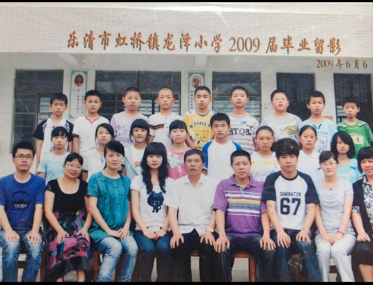 章若楠小学毕业照章若楠斜刘海小学毕业照网友发了章若楠小学毕业照，斜刘海好潮hhh