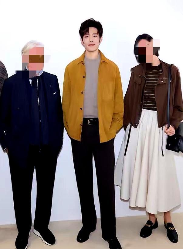 31岁肖战在米兰秀场被怼脸拍，高清镜头下他脸上没有一丝赘肉。你仔细看，他下颌线锋