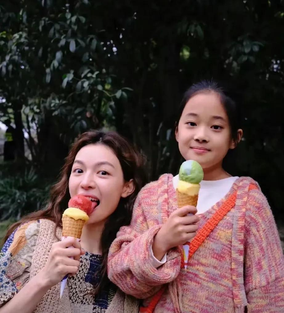 梅婷的女儿快快真是缩小版的梅婷，完美复制了妈妈的美貌！从两人的合照中可以看出，