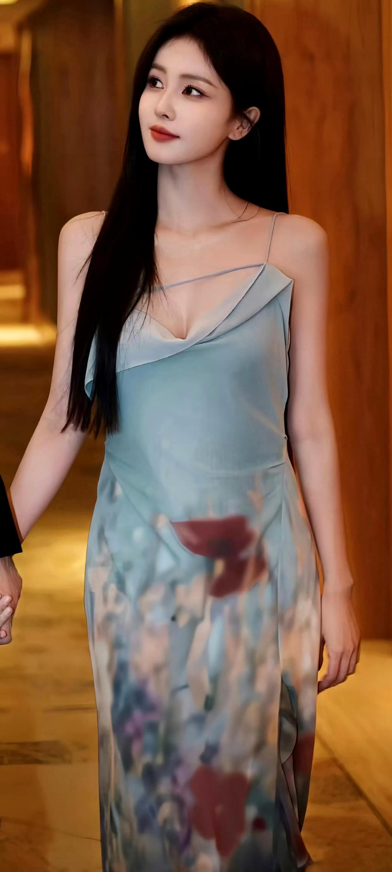 白鹿水墨吊带裙造型，氛围感天花板！内娱氛围感女王非白鹿莫属✅水墨元素遇上吊