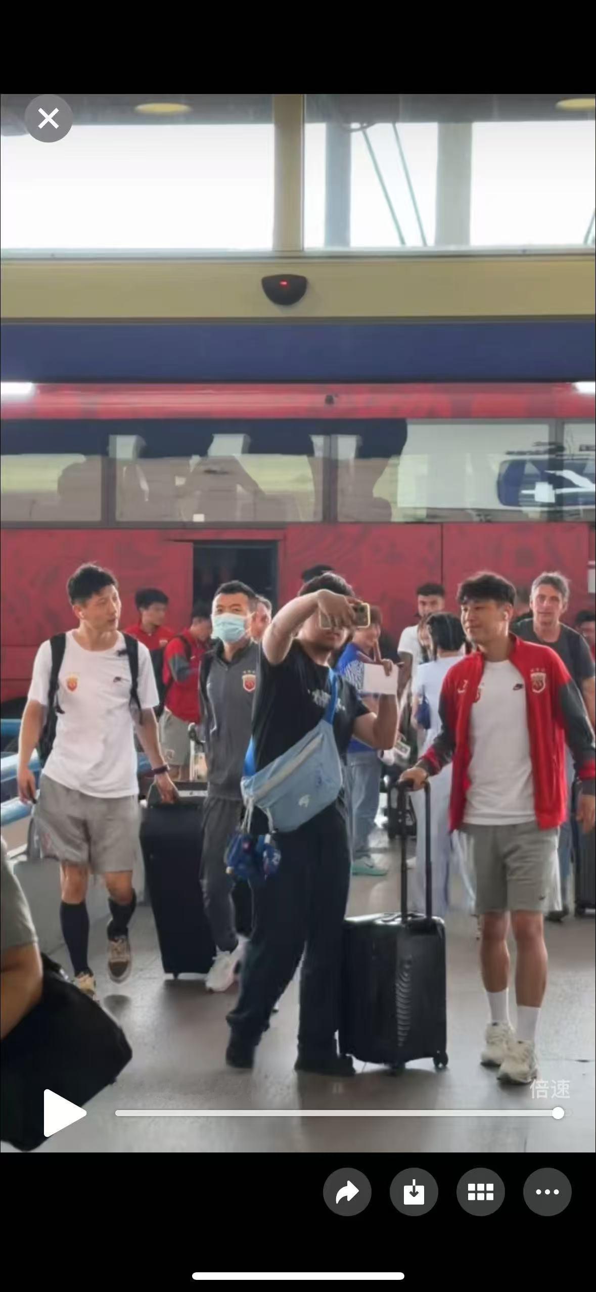 真的很巧，申花大部队在机场与上港碰上头了，现在上港好稳啊，明天的比赛今天才过去，